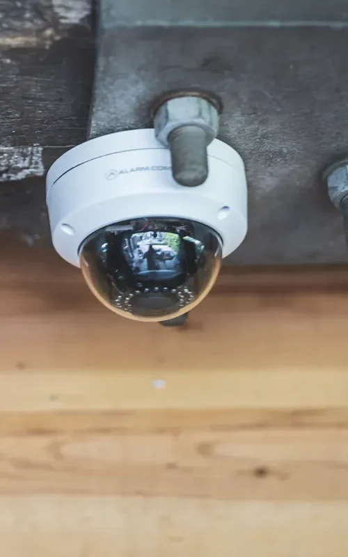 Vidéosurveillance discrète à l'extérieur sur une façade