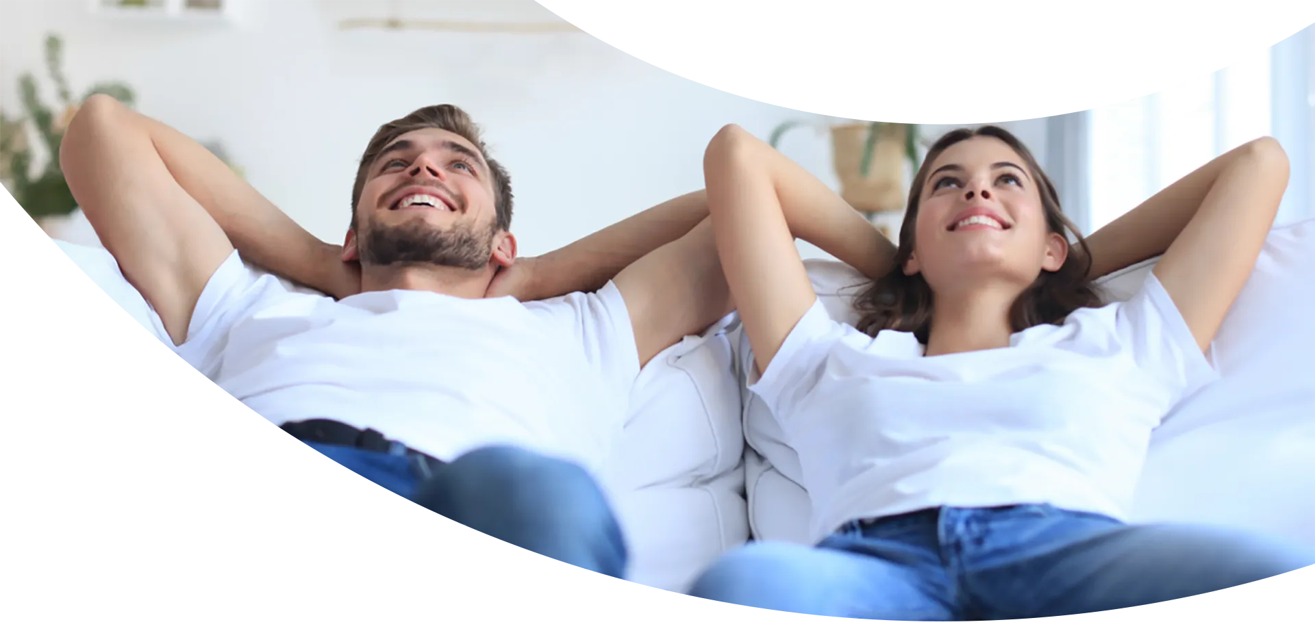 Clients Youl heureux posés dans un canapé les mains derrière la tête