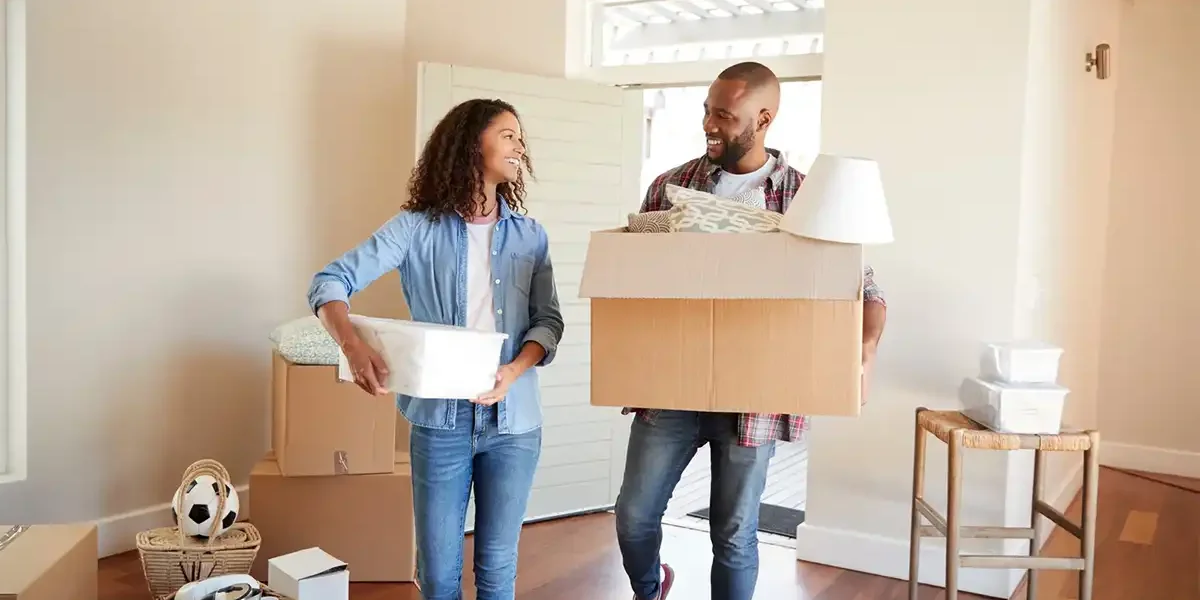 Homme et femme portant des cartons de déménagement