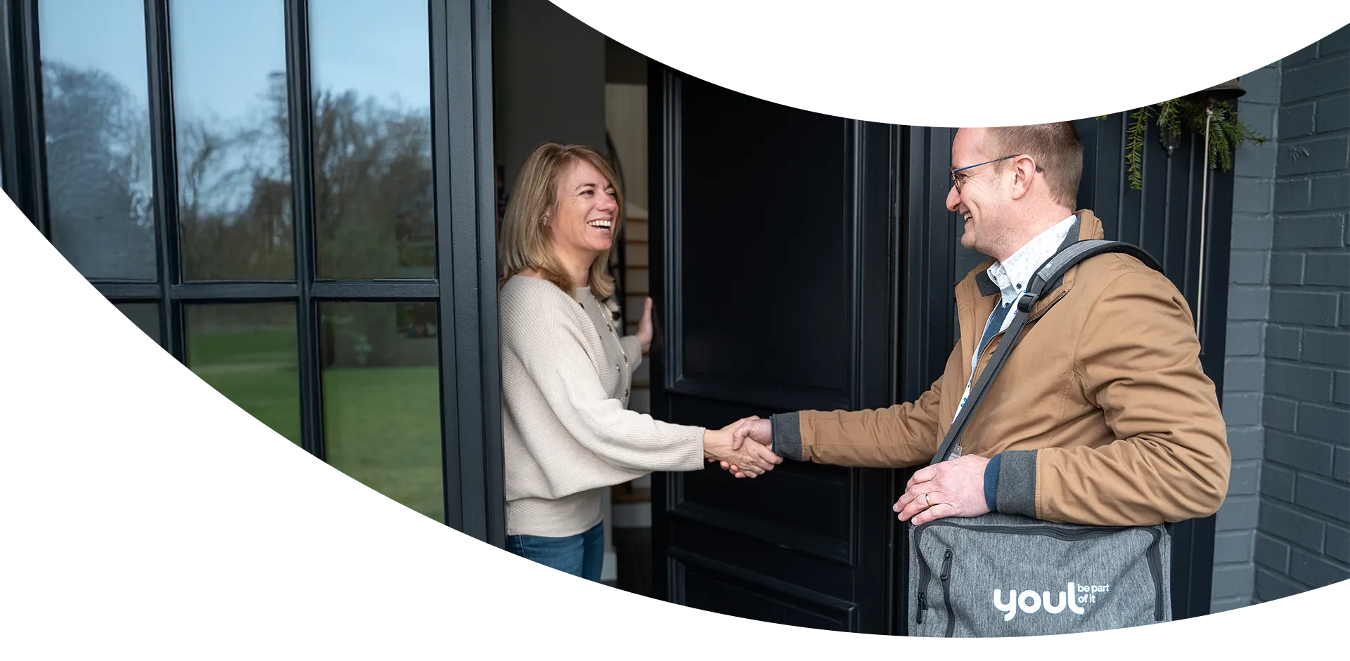 Spécialiste Youl serrant la main à une partenaire sur le pas de la porte