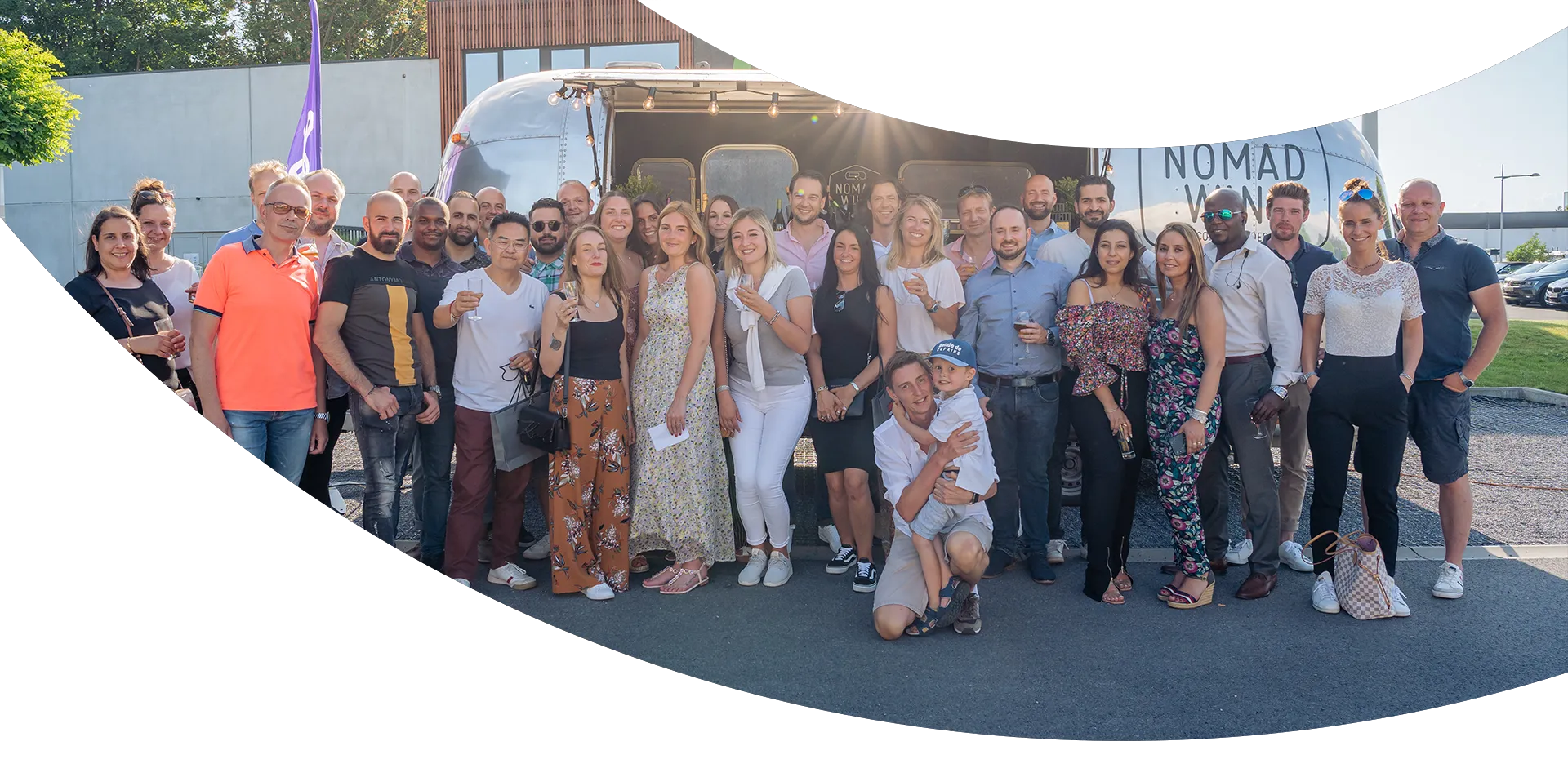 Équipe Youl devant un foodtruck lors d'une journée ensoleillée