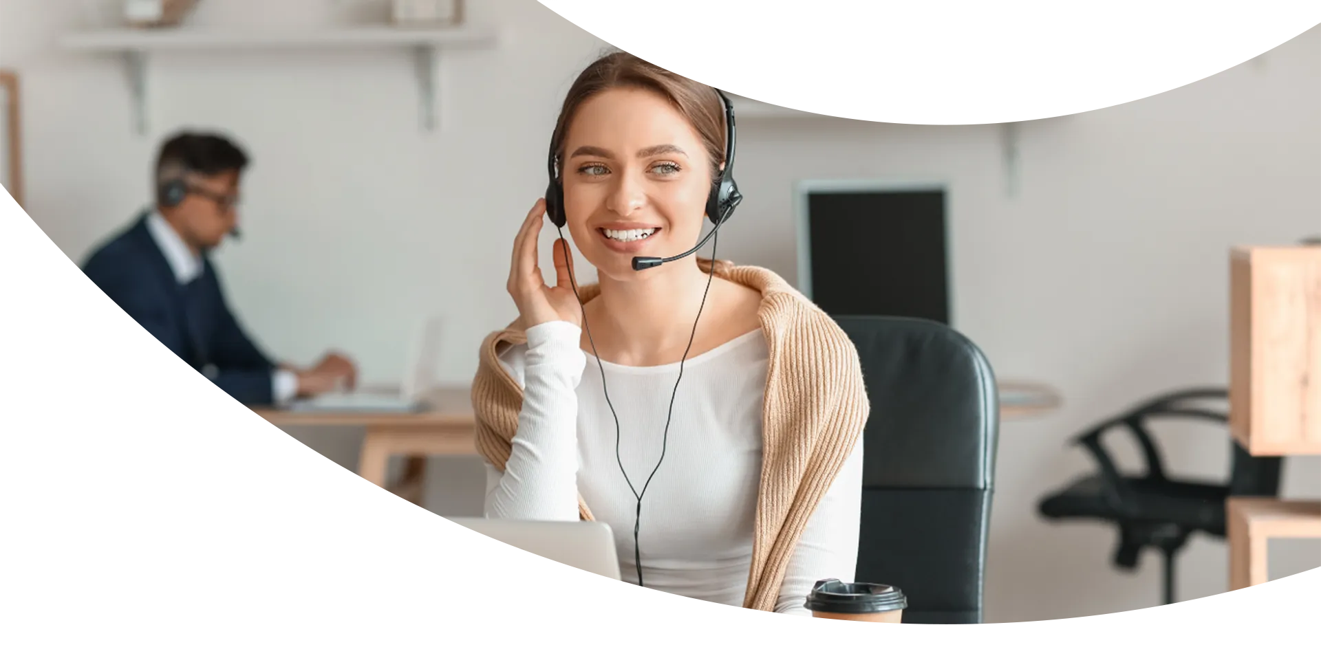 Conseillère Youl portant un casque d'appel au téléphone avec un client