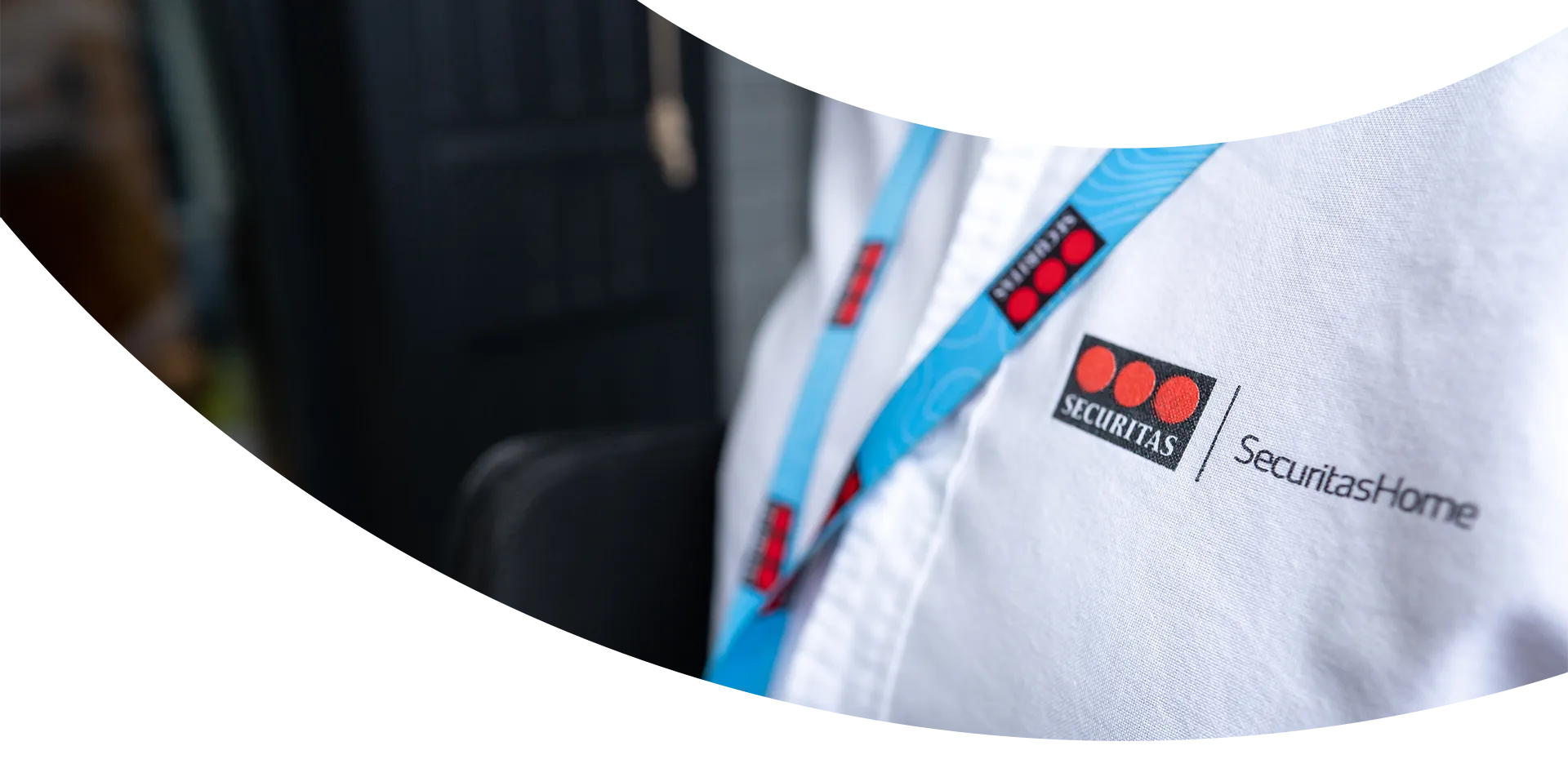 Plan rapproché d'un tour de cou aux couleurs de Securitas