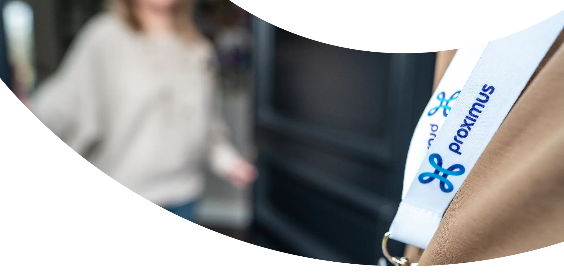 Plan rapproché d'un tour de cou aux couleurs de Proximus