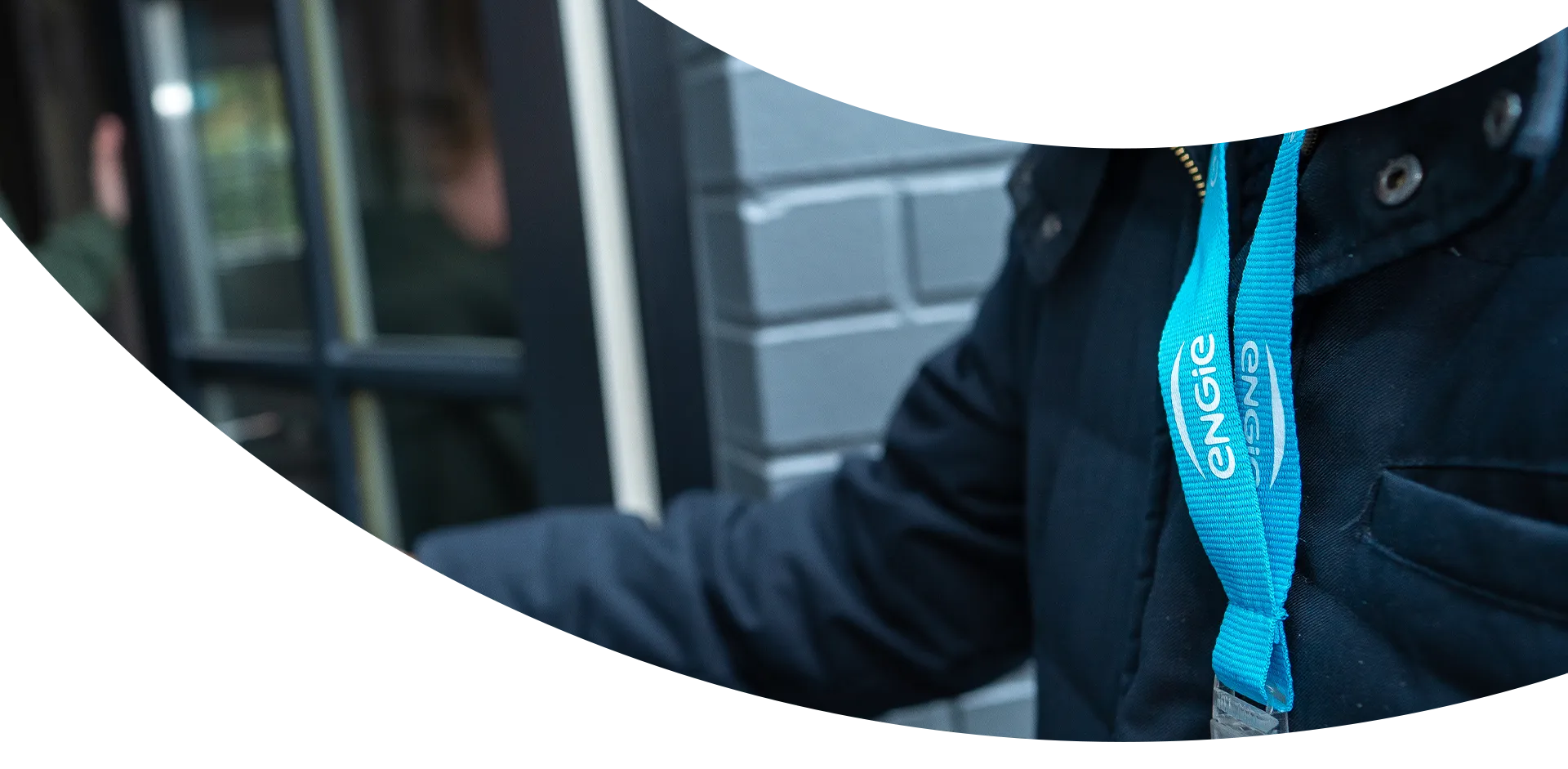 Plan rapproché d'un tour de cou aux couleurs d'Engie