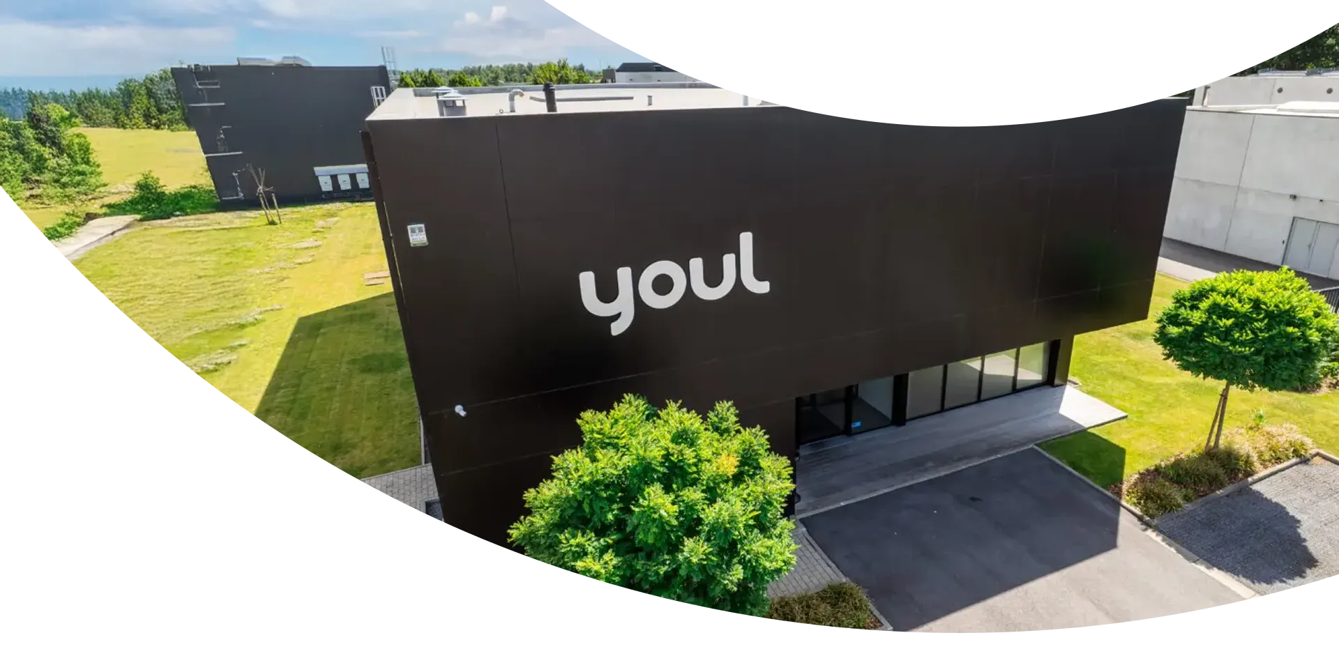 Bâtiment noir avec le logo Youl blanc à Nivelles