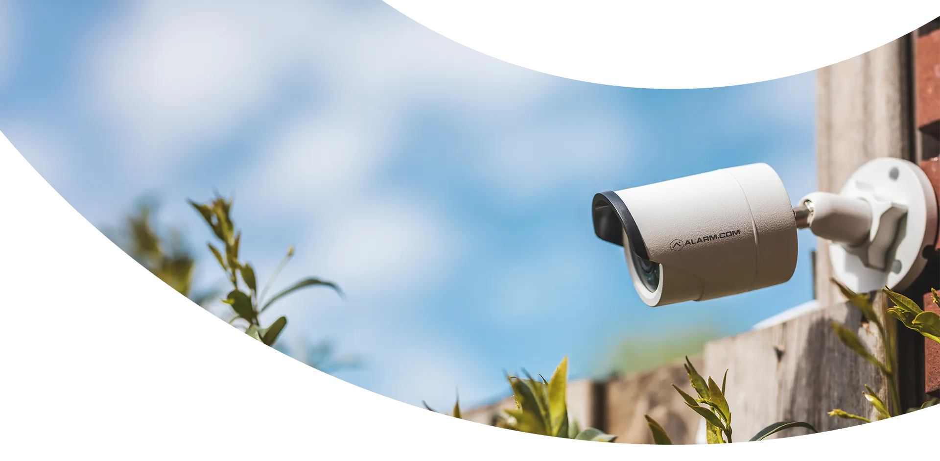 Caméra de vidéosurveillance posée sur une façade en briques rouges